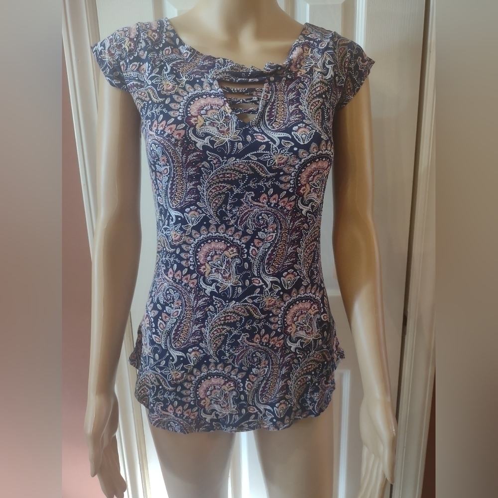 No comment women's size medium short sleeve shirt blouse top paisley
